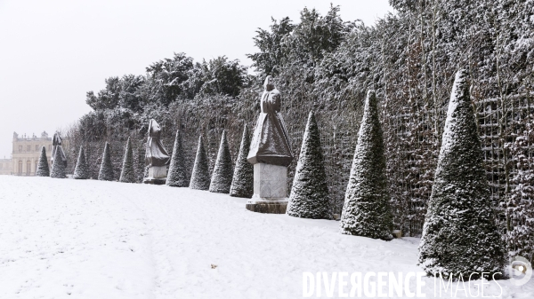 Le parc du Château de Versailles sous la neige.