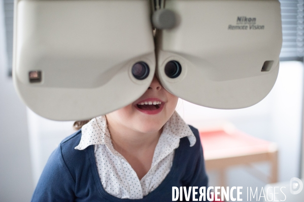 Tests d allergie cutané sur une petite fille.