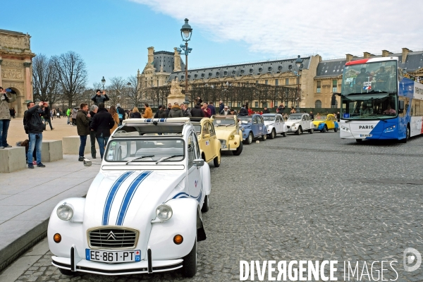 Sept 2 cv au pied de l  arc de triomphe du carrousel du Louvre