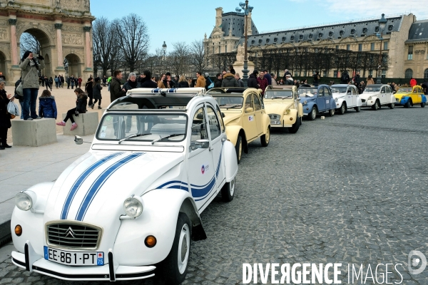 Sept 2 cv au pied de l  arc de triomphe du carrousel du Louvre