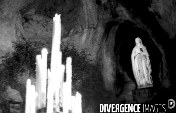 Lourdes en Noir & Blanc