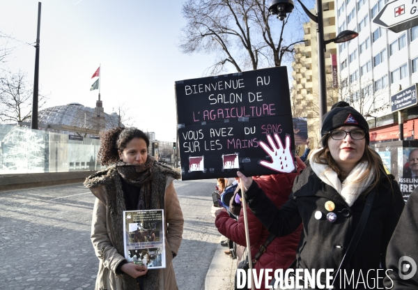 Manifestation au Salon de l agriculture contre l exploitation animale.