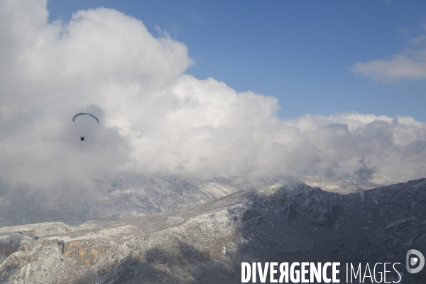 Vol dans un nuage de neige du Verdon