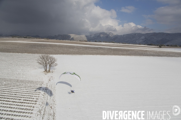 Vol dans un nuage de neige du Verdon