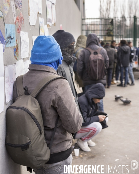 Porte de la Chapelle, Paris  Réfugiés, migrants, en attente d un thé chaud