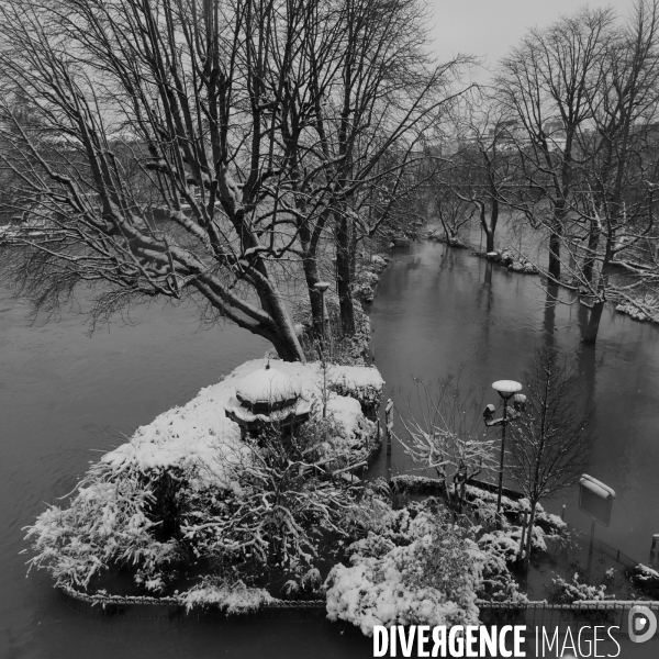 Neige à Paris. Snow in Paris.