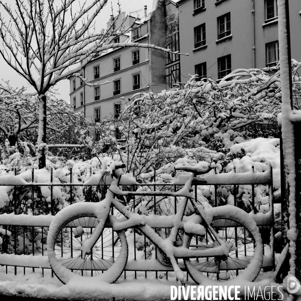 Neige à Paris. Snow in Paris.