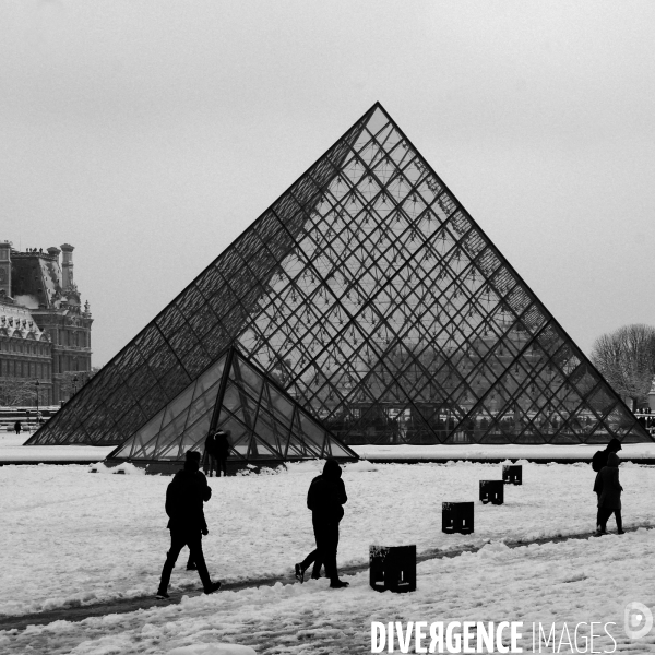 Neige à Paris. Snow in Paris.