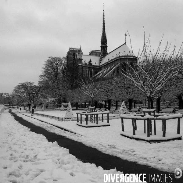 Neige à Paris. Snow in Paris.