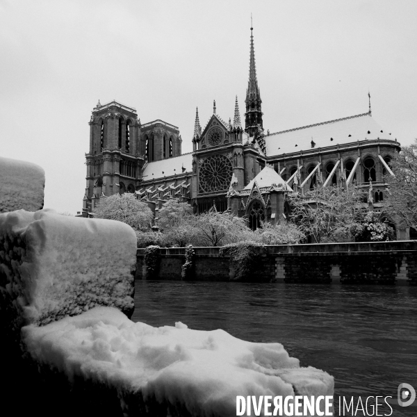 Neige à Paris. Snow in Paris.