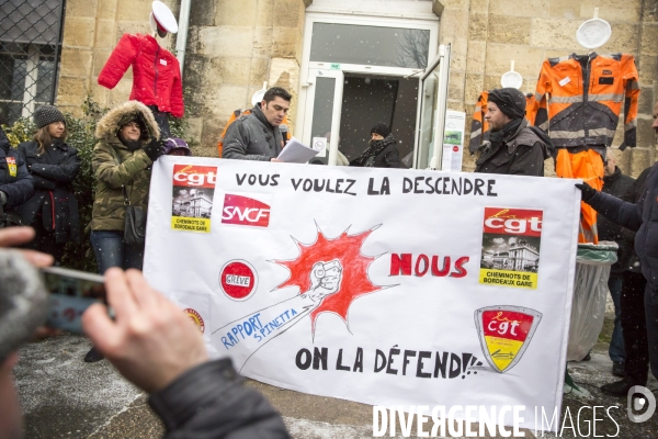 Rassemblement de cheminots CGT devant la direction régionale de la SNCF à Bordeaux