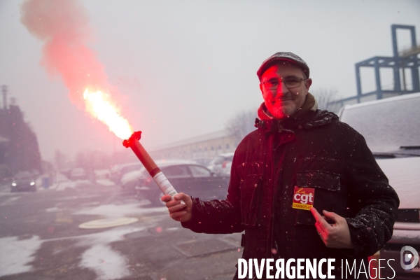 Rassemblement de cheminots CGT devant la direction régionale de la SNCF à Bordeaux