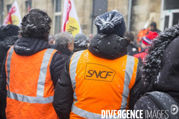 Rassemblement de cheminots CGT devant la direction régionale de la SNCF à Bordeaux