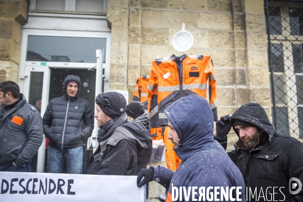 Rassemblement de cheminots CGT devant la direction régionale de la SNCF à Bordeaux