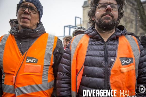 Rassemblement de cheminots CGT devant la direction régionale de la SNCF à Bordeaux