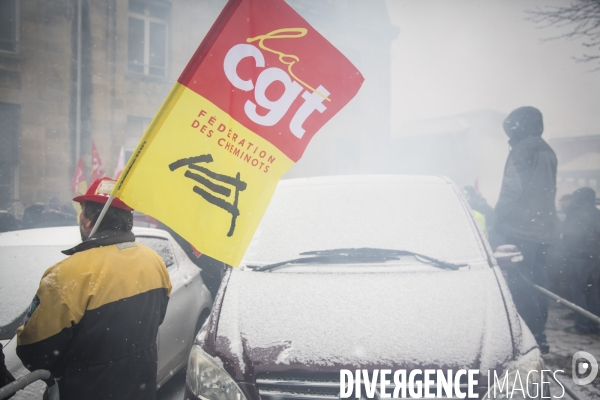 Rassemblement de cheminots CGT devant la direction régionale de la SNCF à Bordeaux