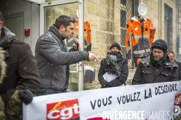 Rassemblement de cheminots CGT devant la direction régionale de la SNCF à Bordeaux