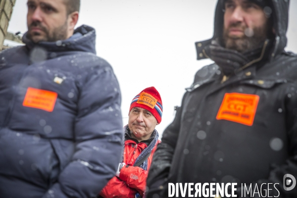 Rassemblement de cheminots CGT devant la direction régionale de la SNCF à Bordeaux