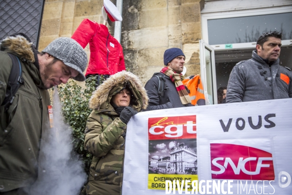 Rassemblement de cheminots CGT devant la direction régionale de la SNCF à Bordeaux