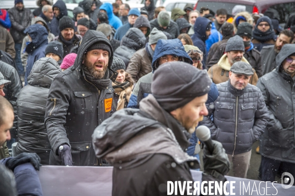 Rassemblement de cheminots CGT devant la direction régionale de la SNCF à Bordeaux