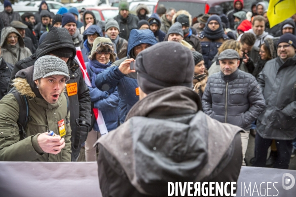 Rassemblement de cheminots CGT devant la direction régionale de la SNCF à Bordeaux