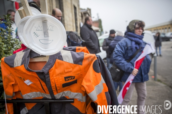 Rassemblement de cheminots CGT devant la direction régionale de la SNCF à Bordeaux