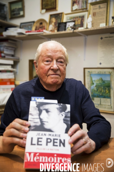 Jean-Marie LE PEN signe ses mémoires à la  Librairie Française  dans le 15ème arrondissement de Paris