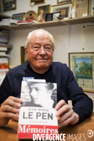 Jean-Marie LE PEN signe ses mémoires à la  Librairie Française  dans le 15ème arrondissement de Paris
