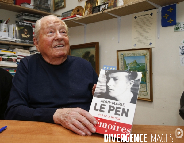 Jean-Marie LE PEN signe ses mémoires à la  Librairie Française  dans le 15ème arrondissement de Paris