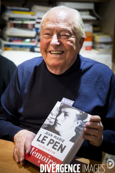 Jean-Marie LE PEN signe ses mémoires à la  Librairie Française  dans le 15ème arrondissement de Paris