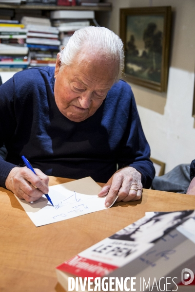 Jean-Marie LE PEN signe ses mémoires à la  Librairie Française  dans le 15ème arrondissement de Paris
