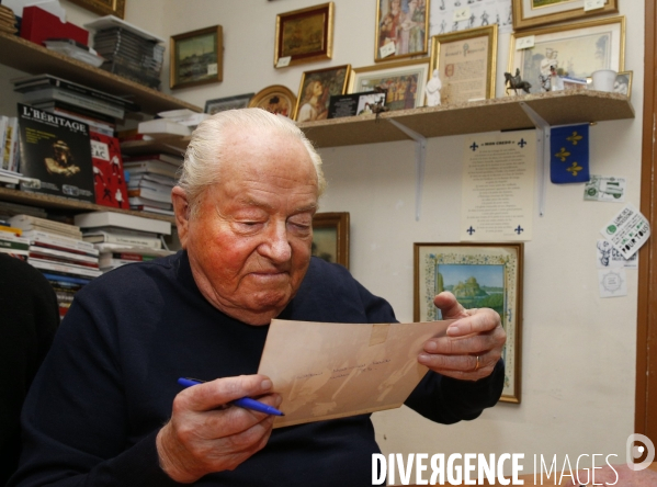 Jean-Marie LE PEN signe ses mémoires à la  Librairie Française  dans le 15ème arrondissement de Paris