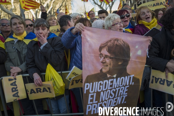 Barcelone, la rue fait pression sur les politiques