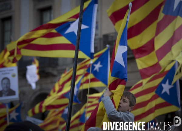 Barcelone, la rue fait pression sur les politiques