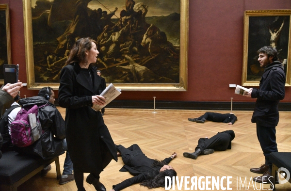 TOTAL soutient LE LOUVRE. Performance artistique dans le Louvre pour dénoncer ce partenariat.