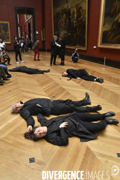 TOTAL soutient LE LOUVRE. Performance artistique dans le Louvre pour dénoncer ce partenariat.