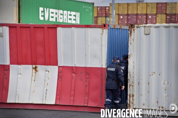 Controle de la douane au port de Gennevilliers