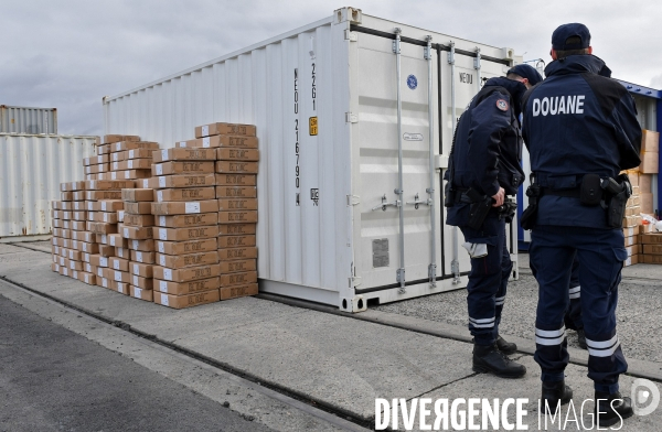 Controle de la douane au port de Gennevilliers