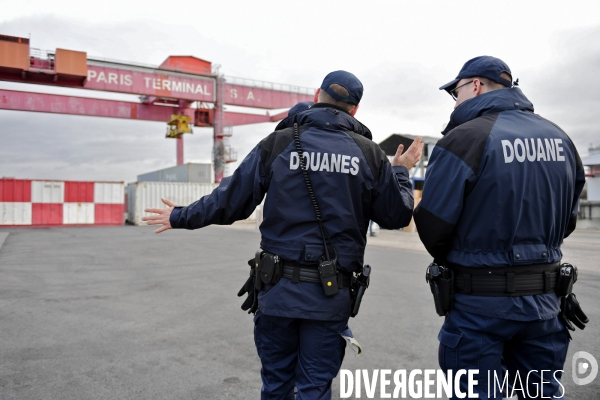 Controle de la douane au port de Gennevilliers