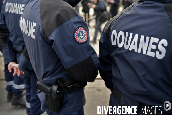 Controle de la douane au port de Gennevilliers