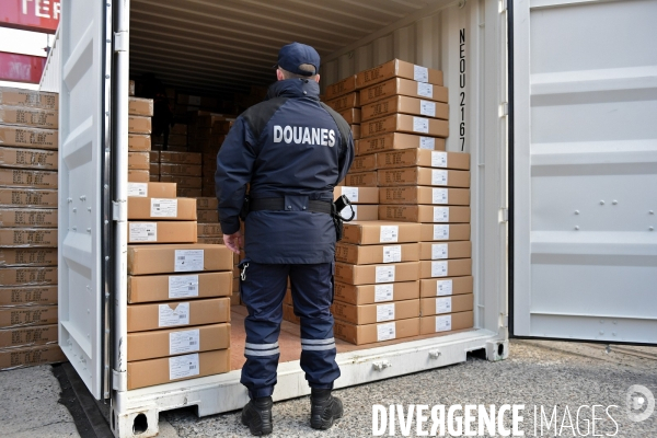 Controle de la douane au port de Gennevilliers