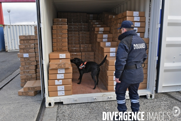Controle de la douane au port de Gennevilliers