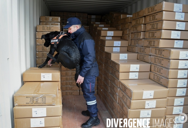 Controle de la douane au port de Gennevilliers