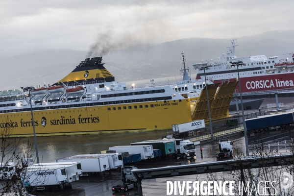 Port de commerce d Ajaccio.