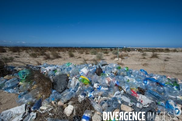 Pollution par les macrodéchets sur une plage au Maroc