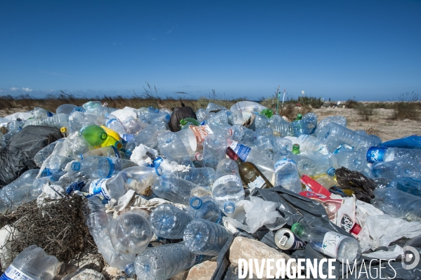 Pollution par les macrodéchets sur une plage au Maroc