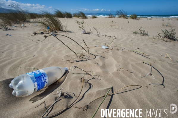 Pollution par les macrodéchets sur une plage au Maroc