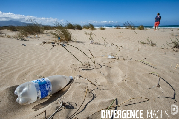 Pollution par les macrodéchets sur une plage au Maroc