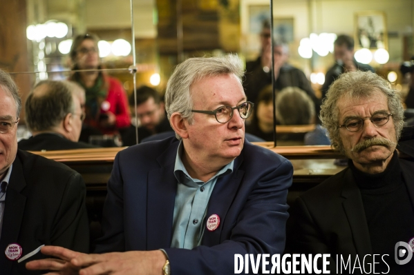 Pierre Laurent donne une conférence de presse.