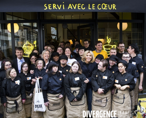 Brigitte MACRON en visite au Café Joyeux où une partie du personnel est porteur de trisomie 21 ou d un autre handicap.